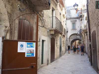 Quella che abbiamo di fronte, risalente all�XI secolo, ospitava per� anche un forno pubblico, la cui entrata si trova nella retrostante strada Boccapianola